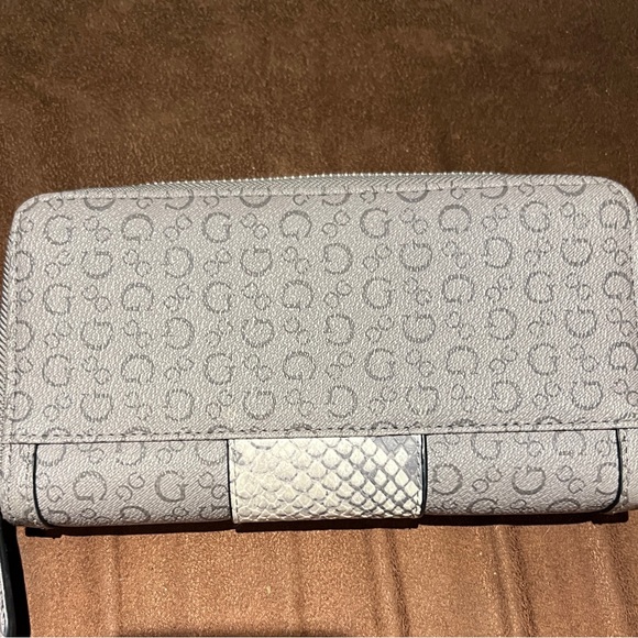 Guess Wallet - Picture 3 of 3